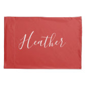 Jouw aangepaste witte script op rood kussensloop (Achterkant)