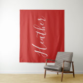 Jouw aangepaste witte script op rood wandkleed (In situ)