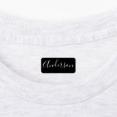 Jouw naam | Elegant wit script op zwart kleding Labels (Aangebracht)