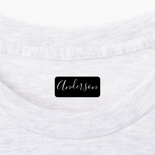 Jouw naam | Elegant wit script op zwart kleding Labels (Aangebracht)