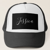 Jouw naam | Elegant wit script op zwart Trucker Pet (Voorkant)