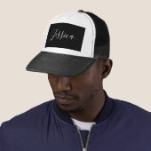 Jouw naam | Elegant wit script op zwart Trucker Pet (In situ)