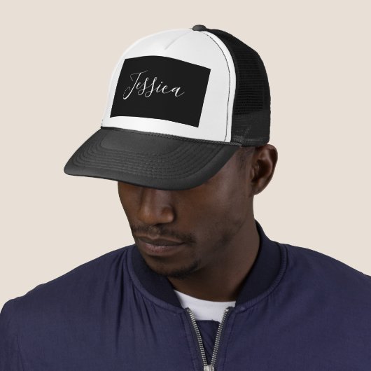 Jouw naam | Elegant wit script op zwart Trucker Pet (In situ)