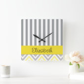 jouw naam - Zigzag Pattern, Chevron - Geel Grijs Vierkante Klok (Huis)