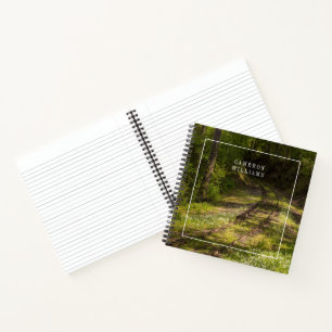 Jouw tekst toevoegen  Verlaten spoorweg in een bos Notitieboek