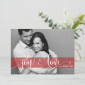 Joy and Love Rustic Script Red Christmas Foto Feestdagenkaart (Staand voorkant)
