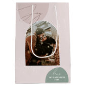 Joy Christmas | Moderne fotovakantieverpakking Medium Cadeauzakje (Achterkant)