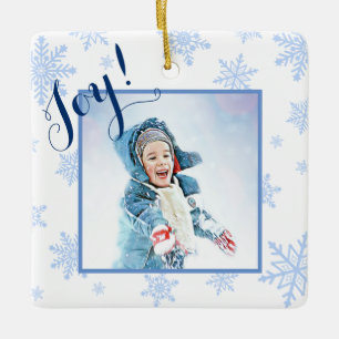 Joy! Festive Baby Blue Snowflakes Kerstfoto Keramisch Ornament