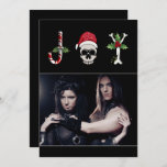 Joy Gothic Christmas Photo Carte de vacances<br><div class="desc">La carte de vacances alt parfaite avec le mot JOY fait dans les crânes os et saint! Le J est un sucre de canne avec des crânes et des saints, le O est un crâne avec un chapeau santa détaillé et le Y est fait d'os avec des saints et des...</div>