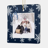 Joy! Kerstfoto van Navy Blue en White Snowflakes Keramisch Ornament (Links)