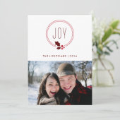 Joy Wreath et Berries Carte photo de vacances (Debout devant)