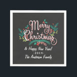 JOYE CHRISTMAS CHALKBOARD HOLLY ET BRANCHES<br><div class="desc">MERRY NOËL & HEUREUSE NOUVELLE ANNÉE | Bright et coloré dessin à la main style de tableau de Noël saisonnier serviettes en papier de Noël avec typographie rétro décontractée manuscrite, branches de pin d'hiver plumée et feuille fleurie avec feuilles de laurier et saint en rouge, blanc et vert. Personnalisez-le avec...</div>