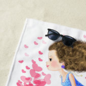 Joyeuse fille avec serviette de plage de vélo (En situation)