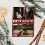 Joyeuses vacances classiques | Red Trois Photo Gol<br><div class="desc">Ce classique vacances heureuses | rouge trois photo feuille d'or carte postale de vacances est parfait pour votre accueil de Noël de luxe moderne. La police festive décontractée mais classique est faite avec de l'or pressé de qualité supérieure en papier d'aluminium, permettant un look rustique minimaliste brillant. Le Lettering se...</div>