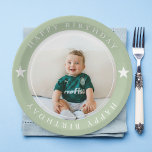 Joyeux Anniversaire Avec Photo<br><div class="desc">Célébrez votre journée spéciale avec style grâce à nos assiettes personnalisables "Joyeux anniversaire avec photo" ! Ces assiettes sont parfaites pour ajouter une touche personnelle à votre fête d'anniversaire. Téléchargez simplement votre photo préférée, et nous créerons un design unique et mémorable pour vous. Fabriqués avec du papier robuste et de...</div>