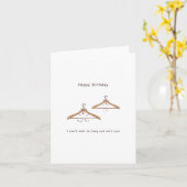 Joyeux anniversaire. Carte d'anniversaire. Hangers (Fleur jaune)