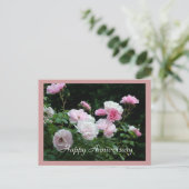 Joyeux anniversaire rose rose carte de fleurs. (Debout devant)