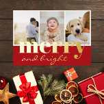 Joyeux Bright Trois Photo Rouge Blanc Noël<br><div class="desc">Elégante carte de vacances en feuille d'or de Noël moderne avec trois collages photo et voeux de Noël en or sur l'arrière - plan rouge : Joyeux et lumineux, dans un mélange de typographie classique et de script moderne chic écrit à la main. Le verso de la carte a des...</div>