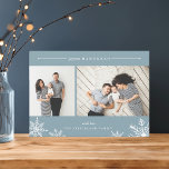 Joyeux Carte photo Hanoukka Snowflake | Givre<br><div class="desc">Elégant et moderne Hanoukka carte photo propose deux photos préférées alignées côte à côte, avec "Joyous Hanoukka" en haut en italique blanc et en typographie de bloc. Personnalisez avec votre salutation personnalisée et votre nom en bas, accentué par quatre illustrations de flocon blanc. Un arrière - plan de glace vinicole...</div>