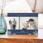 Joyeux Carte photo Hanoukka Snowflake | Marine<br><div class="desc">Elégant et moderne Hanoukka carte photo propose deux photos préférées alignées côte à côte, avec "Joyous Hanoukka" en haut en italique blanc et en typographie de bloc. Personnalisez avec votre salutation personnalisée et votre nom en bas, accentué par quatre illustrations de flocon blanc. Un arrière - plan bleu marine ajoute...</div>