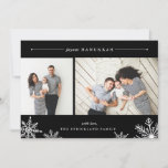 Joyeux Carte photo Hanoukka Snowflake | Noir<br><div class="desc">Elégant et moderne Hanoukka carte photo propose deux photos préférées alignées côte à côte, avec "Joyous Hanoukka" en haut en italique blanc et en typographie de bloc. Personnalisez avec votre salutation personnalisée et votre nom en bas, accentué par quatre illustrations de flocon blanc. Un riche arrière - plan noir ajoute...</div>