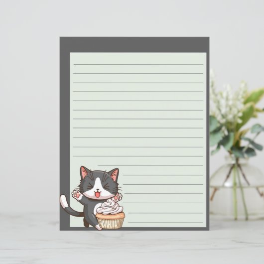 Joyeux chat gris avec cupcake, papier d'écriture d (Debout devant)