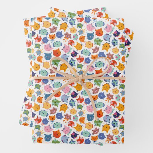 Joyeux chats enveloppant du papier (En situation)