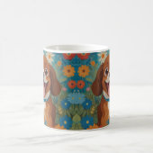 Joyeux chien dans un champ de fleurs Mug (Centre)