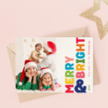 Joyeux coloré et carte de vacances brillante<br><div class="desc">Découvrez la joie et la magie de la saison des Fêtes avec cette carte de vacances unique et festive, colorée et joyeuse. Son design simple mais amusant présente une palette de couleurs arc-en-ciel rouge, vert, jaune, bleu, orange et rose, créant une atmosphère dynamique et joyeuse. L'approche créative et minimaliste, avec...</div>