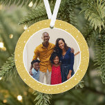 Joyeux et brillant des étoiles d'or moderne Photo<br><div class="desc">Un design simple et moderne de décoration de Noël avec une photo ronde encadrée par un motif de lumières scintillantes et étoiles. Le dos de l'ornement inclut "Joyeux et brillant" dans un texte de script élégant avec du texte personnalisé pour l'année. L'arrière - plan festif crémeux doré peut être modifié....</div>