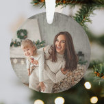 Joyeux et lumineux | Photo de Noël moderne et élég<br><div class="desc">Un élégant ornement photo moderne avec une typographie audacieuse citant "Merry Bright" en blanc avec une couleur rose framboise rose baies sur le fond. L'accueil et le nom peuvent être facilement customisés pour une touche personnelle. Un design tendance, minimaliste et contemporain de noël pour se démarquer de cette période de...</div>