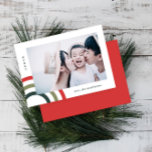 Joyeux Festif moderne Carte photo de Noël<br><div class="desc">Carte de vacances minimale et joyeuse dispose d'un arc-en-ciel rouge et vert festif et simple texte Merry avec nom et photo.</div>