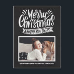 Joyeux Joyeux Noël en tableau noir russe<br><div class="desc">Joyeux Noël et bonne année ! Envoyez vos salutations de vacances à votre famille et à vos amis avec cette carte postale sur le thème du tableau de bord. Il présente une typographie à la craie rustique avec un arrière - plan en faux tableau. Personnaliser en ajoutant des photos, des...</div>