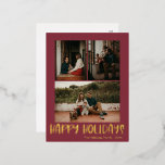 Joyeux Joyeux Vacances Rouge Vertical 3 Photo | Or<br><div class="desc">Ce simple heureux vacances rouge verticale 3 photo | la carte postale de vacances en feuille d'or est parfaite pour votre accueil de Noël de luxe moderne. La police festive décontractée mais classique est faite avec de l'or pressé de qualité supérieure en papier d'aluminium, permettant un look rustique minimaliste brillant....</div>