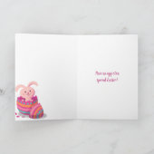 Joyeux lapin de carte de Pâques sur mesure dans un (Intérieur)