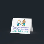 Joyeux LATKE-days Carte Chanukah<br><div class="desc">Carte Chanukah souhaite Happy Happy Happy Happy (x8) LATKE-day. Une paire d'enfants en robe de vacances et portant des symboles de vacances décorent le devant de la carte. A l'intérieur,  le message d'accueil personnalisable se lit comme suit : Puisse ton rêve toujours trouver gimmel. Entièrement personnalisable et personnalisable.</div>