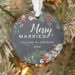 Joyeux marié Chalkboard Berry Foliing Ornement<br><div class="desc">Cet ornement rustique est parfait pour un couple marié. Il dispose d'un arrière - plan en bois avec des feuilles d'hiver aquarelle et des baies rouges.</div>