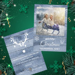 Joyeux Noël carte photo en bois bleu rustique<br><div class="desc">Devant : Un mur en bois bleu hiver rustique comme arrière - plan. Avec des flocons de neige blancs, du feuillage et des baies comme décor. Avec un modèle pour votre photo de famille et votre nom de famille. Avec le texte : Joyeux Noël écrit avec un script de style...</div>