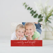 Joyeux script moderne carte photo de Noël (Debout devant)