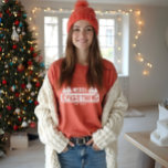 Joyeux tout | Arbre de Noël blanc<br><div class="desc">Célébrez la saison des fêtes magiques et festives avec nos vêtements de Noël. Le design présente notre tee graphique à motifs rustiques et vintages dessiné à la main avec des arbres de Noël à feuillage persistant et "Joyeux tout" conçu dans une typographie rustique de style vintage en blanc. Personnalisez avec...</div>