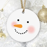 Joyeux visage de Snowman<br><div class="desc">Vos amis et votre famille souriront cette saison hivernale avec ce joli ornement de Noël bonhomme de neige. Le design comprend un bonhomme de neige joyeux aux joues roses chaudes, un nez de carotte et un sourire fait de charbon. Couleurs design blanc neige, noir, rose et orange. Les ornements recto...</div>