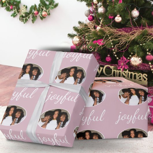 Joyful Pastel Pink Script Kerstfeestdag Foto Cadeaupapier