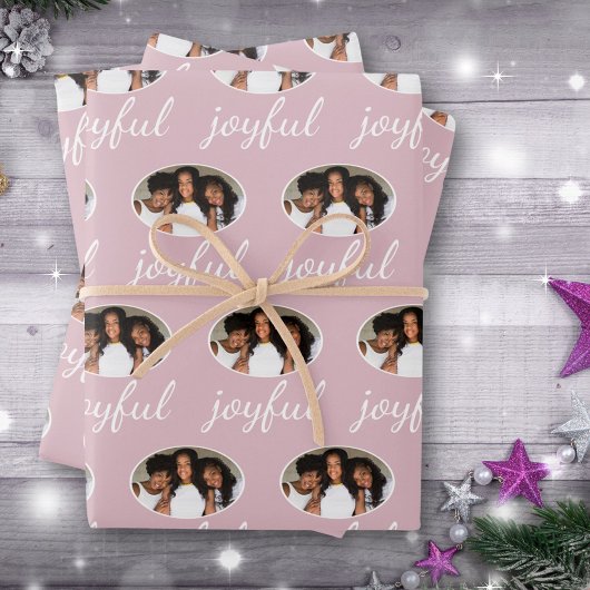 Joyful Pastel Pink Script Kerstfeestdag Foto Inpakpapier Vel