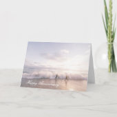 Jubileumkaart met stel dat op het strand loopt kaart (Voorkant)