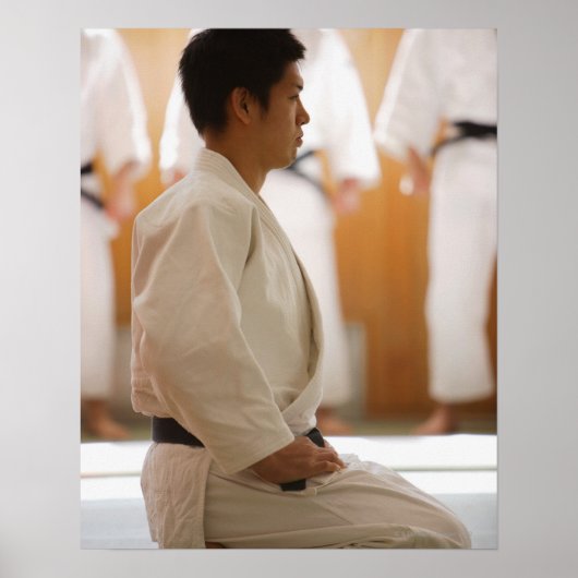Judo Master Kneeling op een mat Poster (Voorkant)