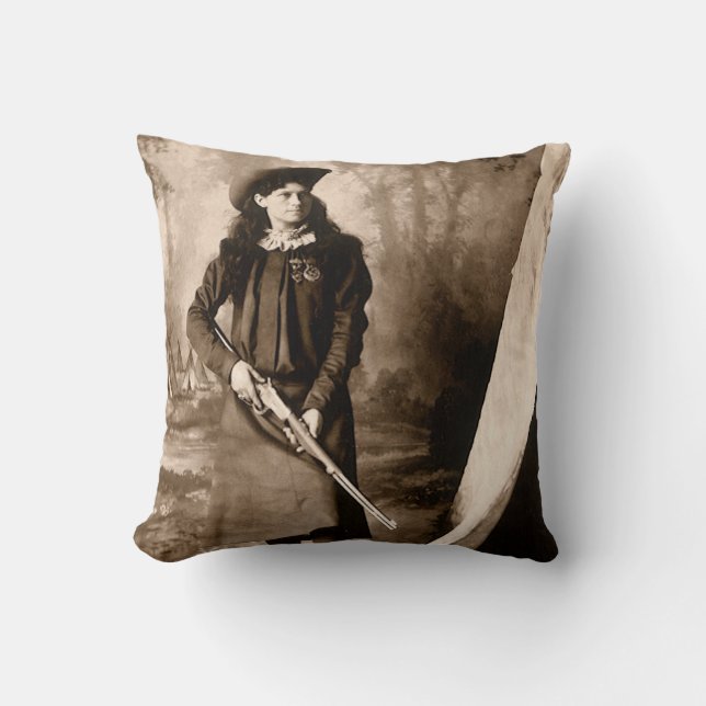 Juffrouw Annie Oakley met geweer, oude foto portre Kussen (Voorkant)