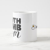 Jumbo Coffee Mok Truth Bomb Ma Tekst Logo (Voorkant)