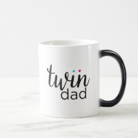 Jumelles jumelles de fille de garçon de tasse de
