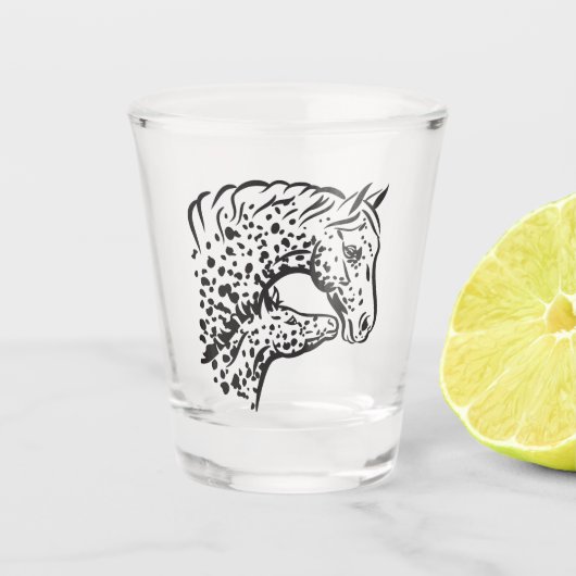 Jument de cheval d'Appaloosa et verre à liqueur de (Devant)