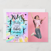 Jump Meisje Tie Dye Verjaardagsfeestfoto Kaart (Voorkant)